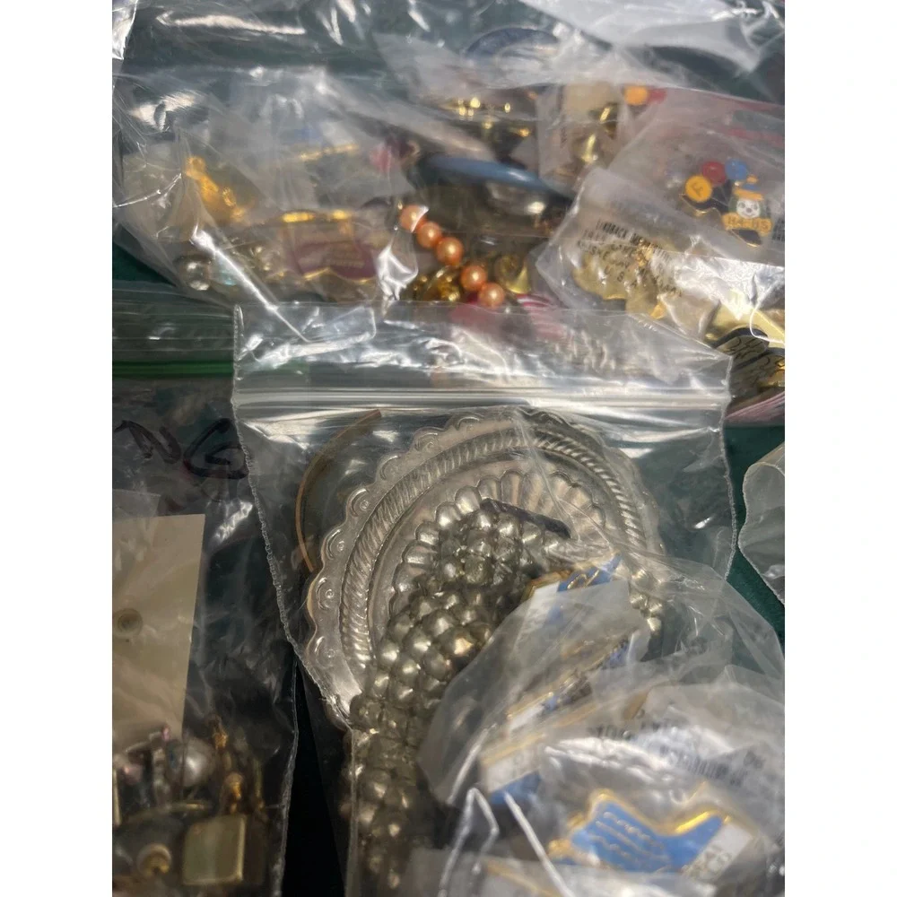 Vintage Mixed Estate Jewelry Lot 6.7lbs Necklaces Earrings Pins Bracelets Bulk - Picture 4 of 8